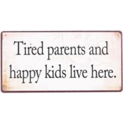 Magnet med tekst. Tired parents and happy kids live here.