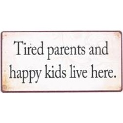 Magnet med tekst. Tired parents and happy kids live here.