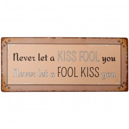 Emaljeskilt. Never let a kiss fool you